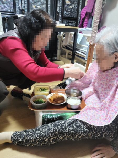 식탁이 있는데.jpg