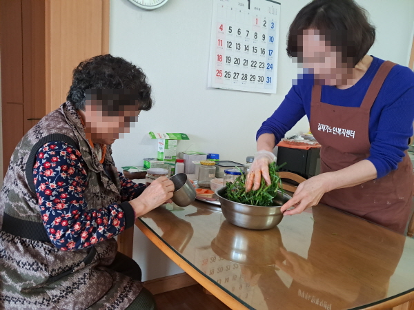 말벗하며 식사준비.jpg